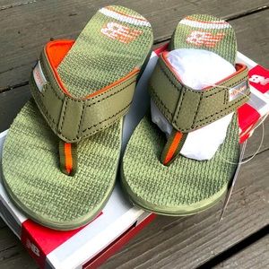 Brand new New Balance kids mojo thong in green